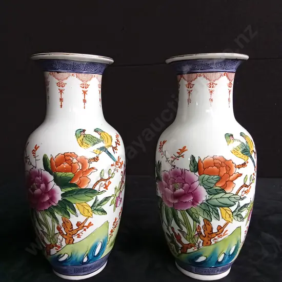 2 VINTAGE CHINESE PORCELAIN VASES H 26 CM