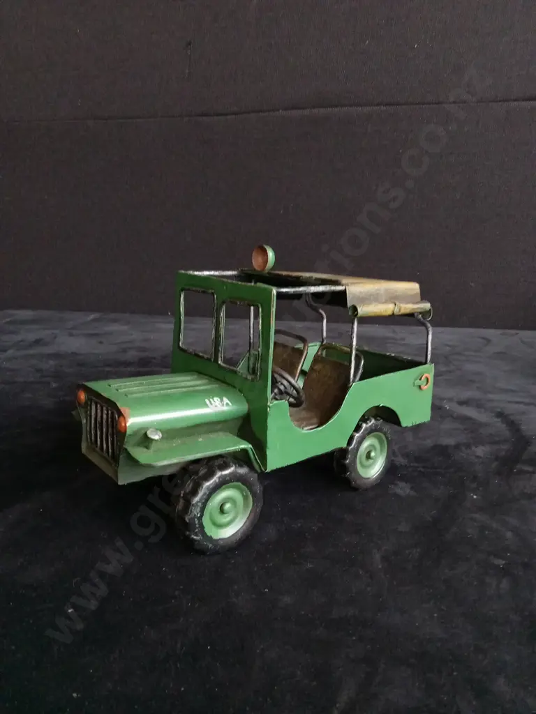 3 VINTAGE DIECAST COLLECTABLE VEHICLE MODELS Image 1++