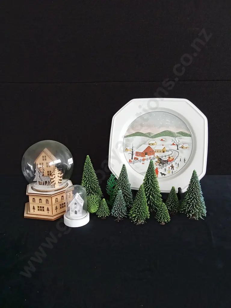 ASSORTED DECORATIVE CHRISTMAS ITEMS Image 1++