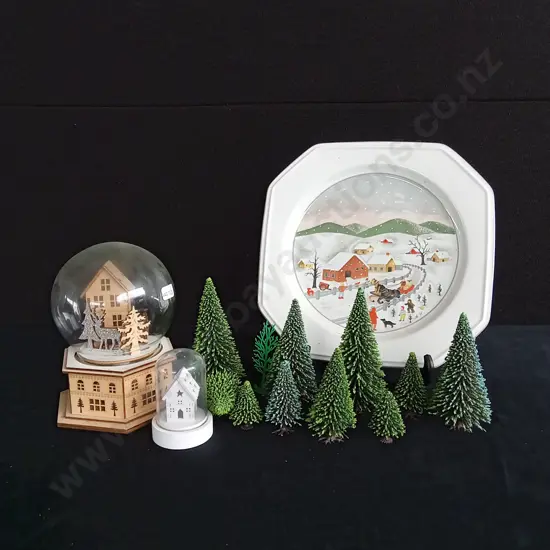 ASSORTED DECORATIVE CHRISTMAS ITEMS