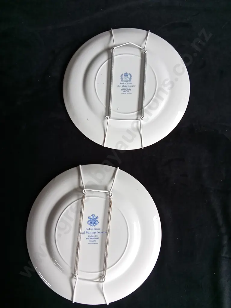 2 ROYAL FAMILY DECORATIVE PLATES Image 1++