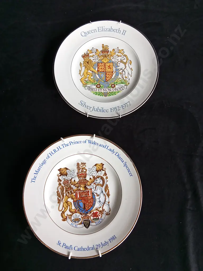 2 ROYAL FAMILY DECORATIVE PLATES Image 1++