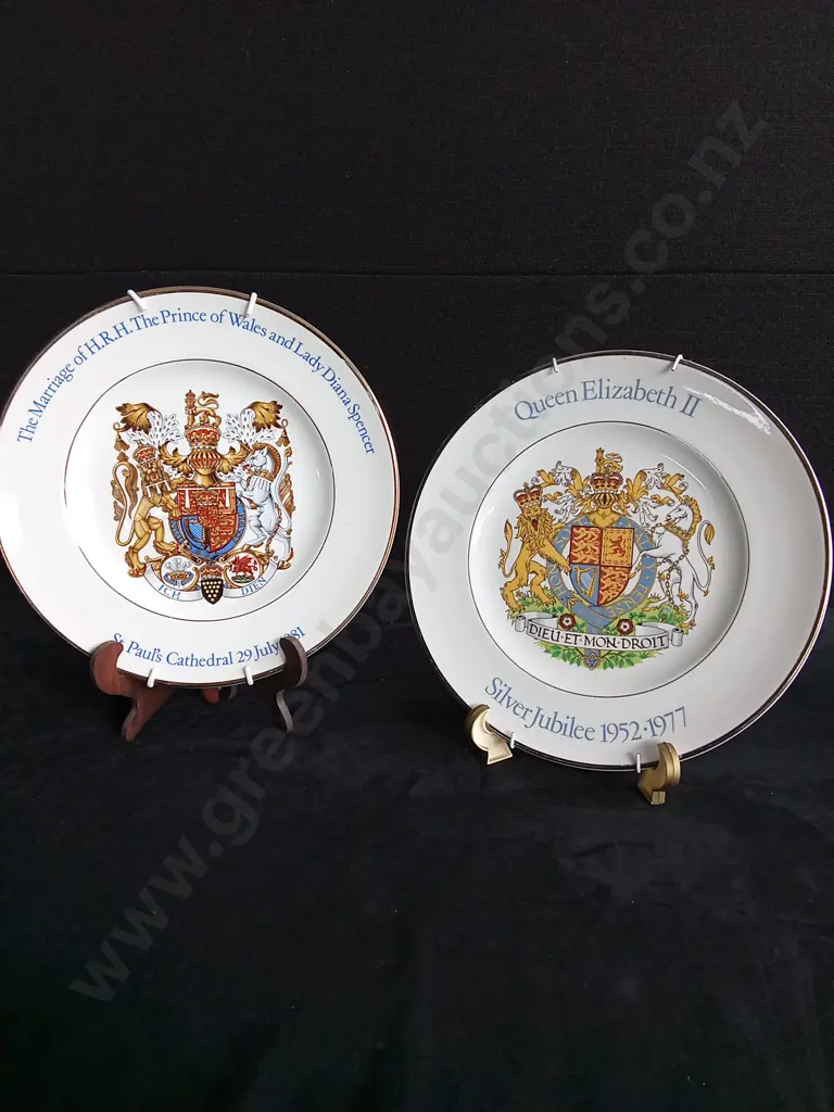 2 ROYAL FAMILY DECORATIVE PLATES Image 1++