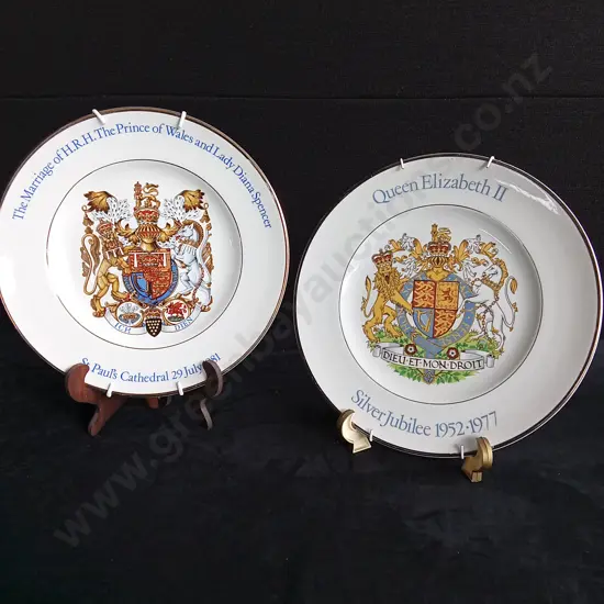2 ROYAL FAMILY DECORATIVE PLATES