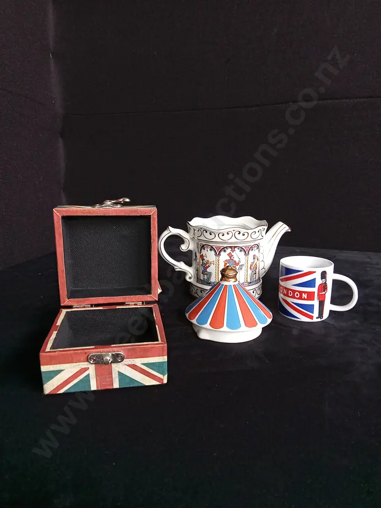 3 PIECE LONDON MEMORABILIA Image 1++
