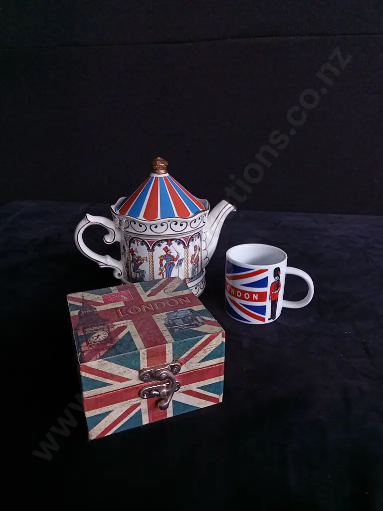 3 PIECE LONDON MEMORABILIA Image 1++