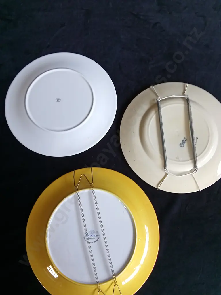 3 PIECES DECORATIVE PLATES Image 1++