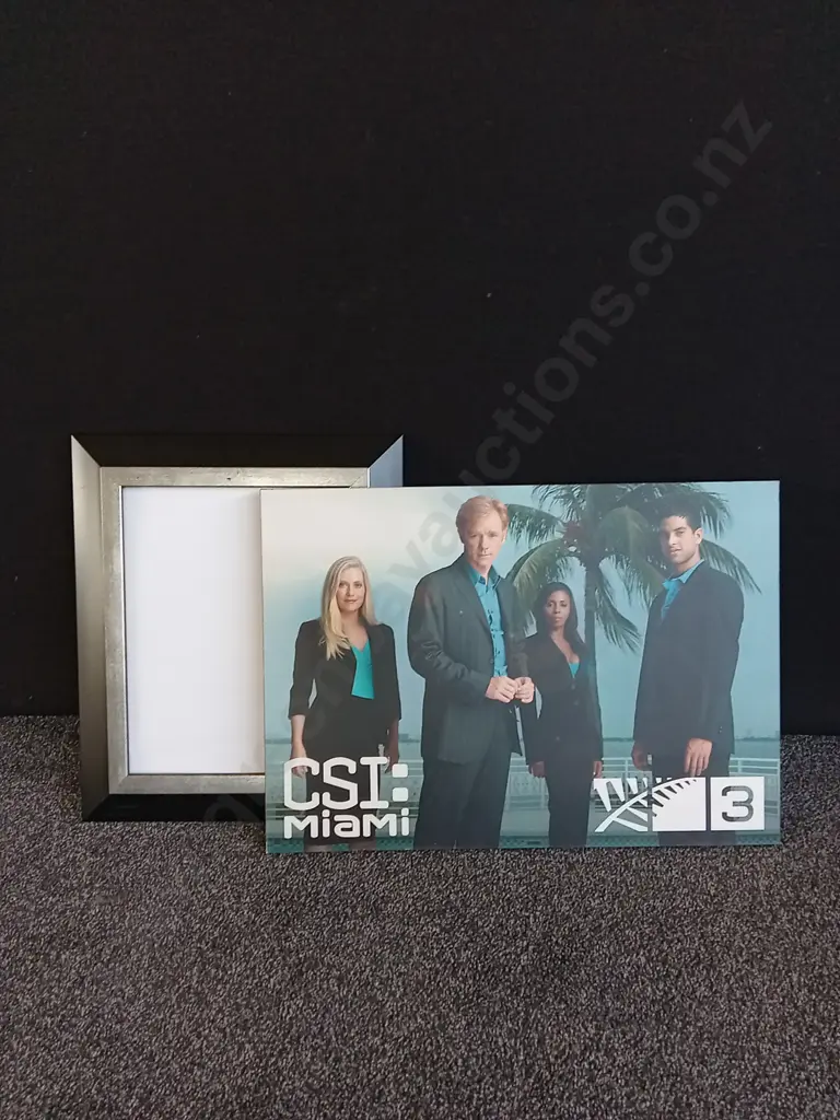 5 PIECES MISCELLANEOUS MIX OF ART PRINTS AND FRAME Image 1++