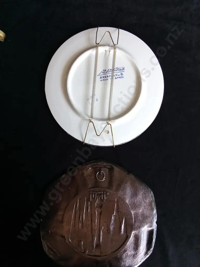 2 DECORATIVE BARCELONA PLATES Image 1++