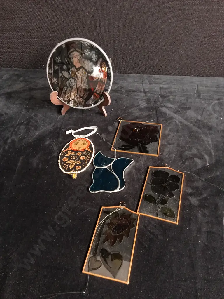 6 PIECE GLASS ORNAMENTS Image 1++