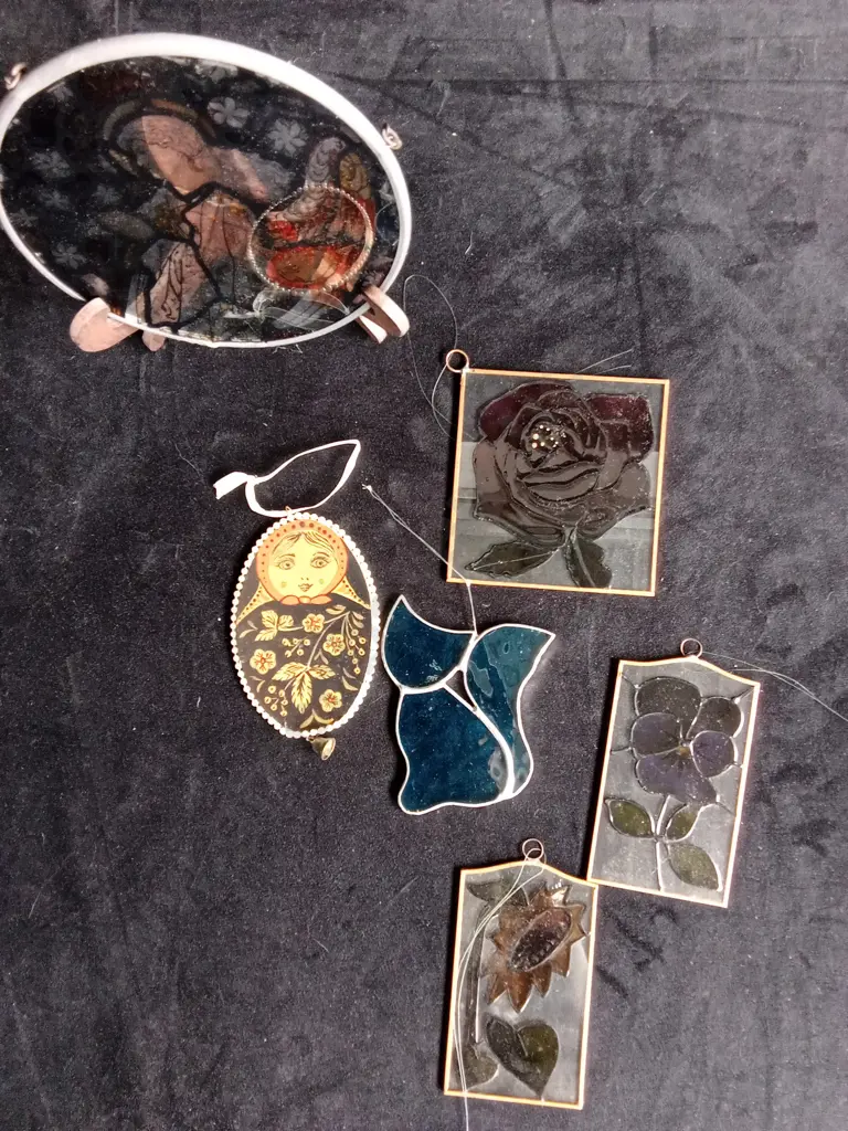 6 PIECE GLASS ORNAMENTS Image 1++