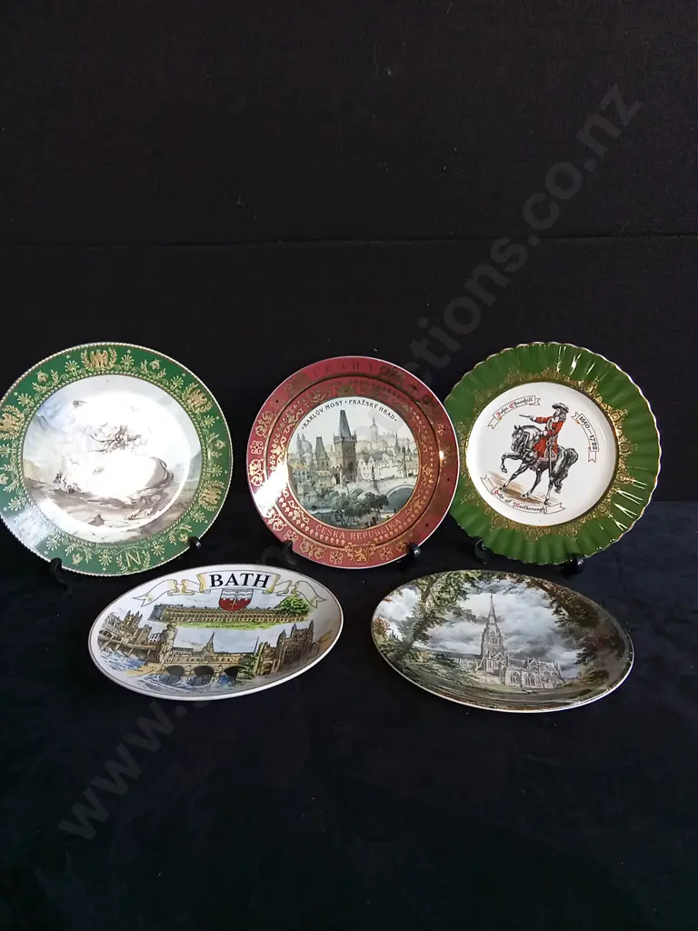 5 PIECES DECORATIVE PLATES Image 1++