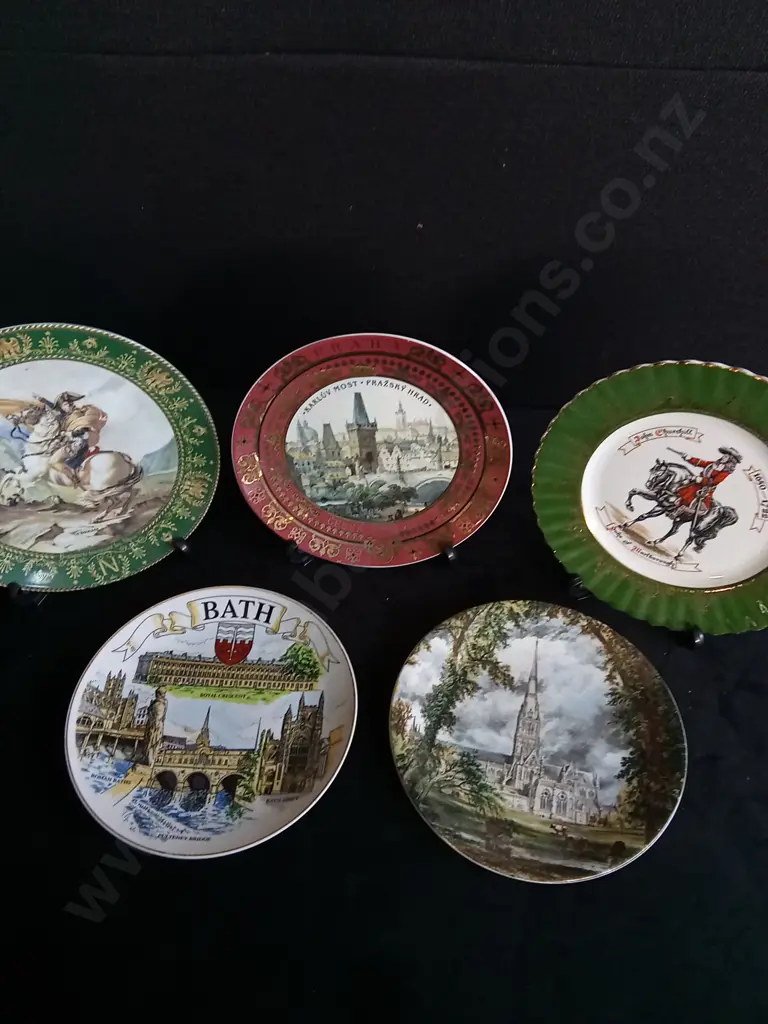5 PIECES DECORATIVE PLATES Image 1++