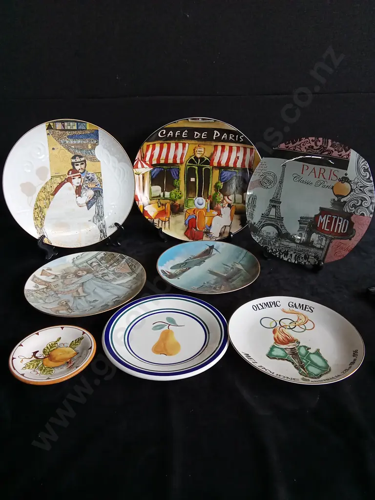 8 PIECES MIX OF DECORATIVE PLATES Image 1++