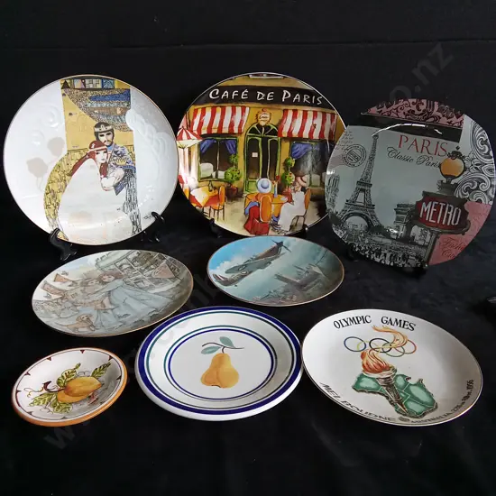 8 PIECES MIX OF DECORATIVE PLATES