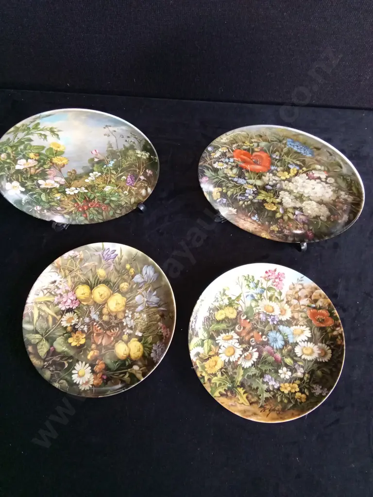 SET OF 4 FLOWER DECORATIVE PLATES Image 1++