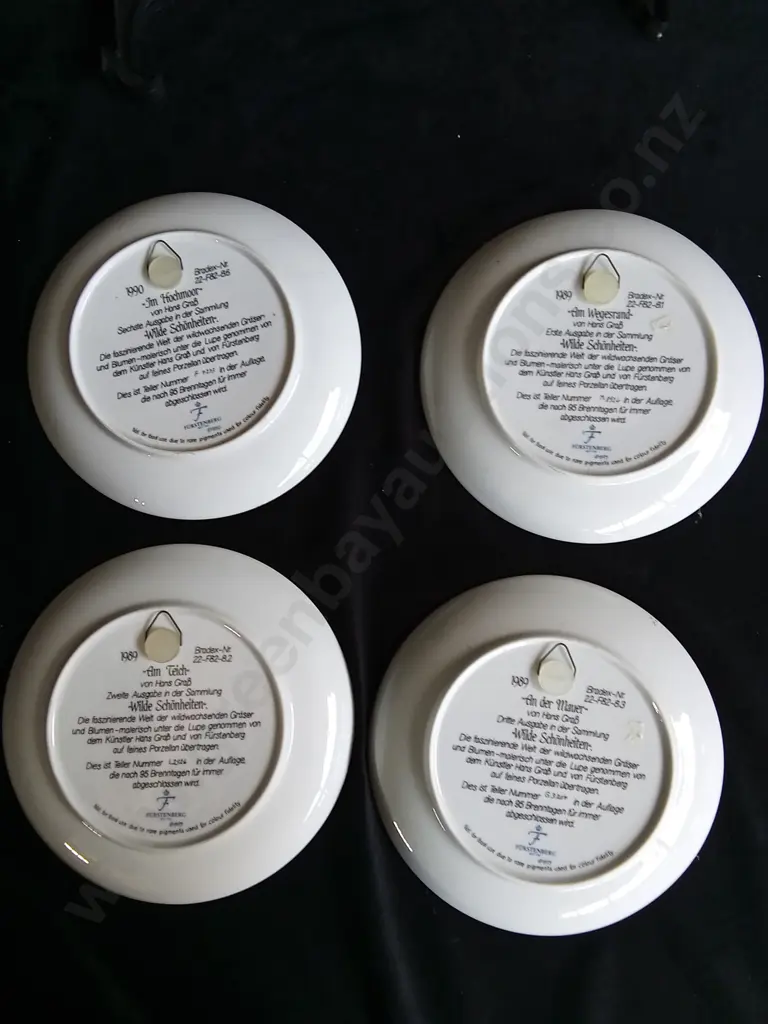 SET OF 4 FLOWER DECORATIVE PLATES Image 1++