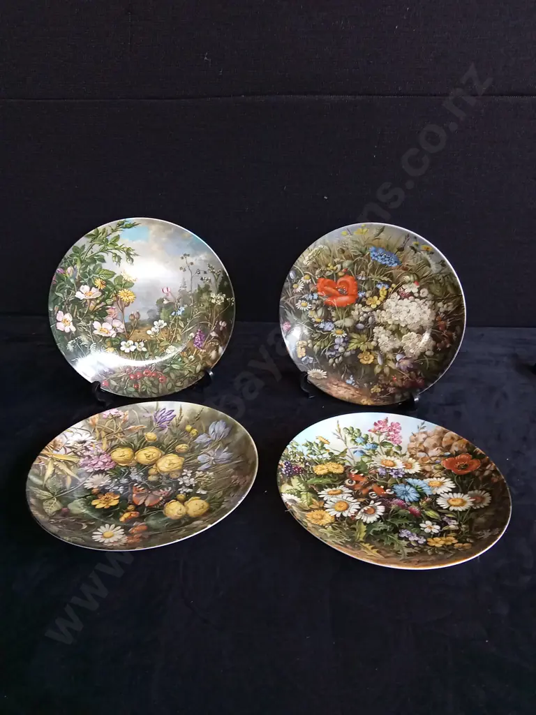 SET OF 4 FLOWER DECORATIVE PLATES Image 1++