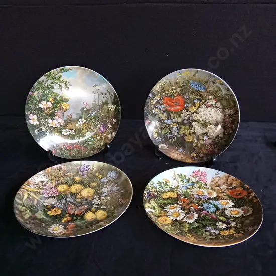 SET OF 4 FLOWER DECORATIVE PLATES
