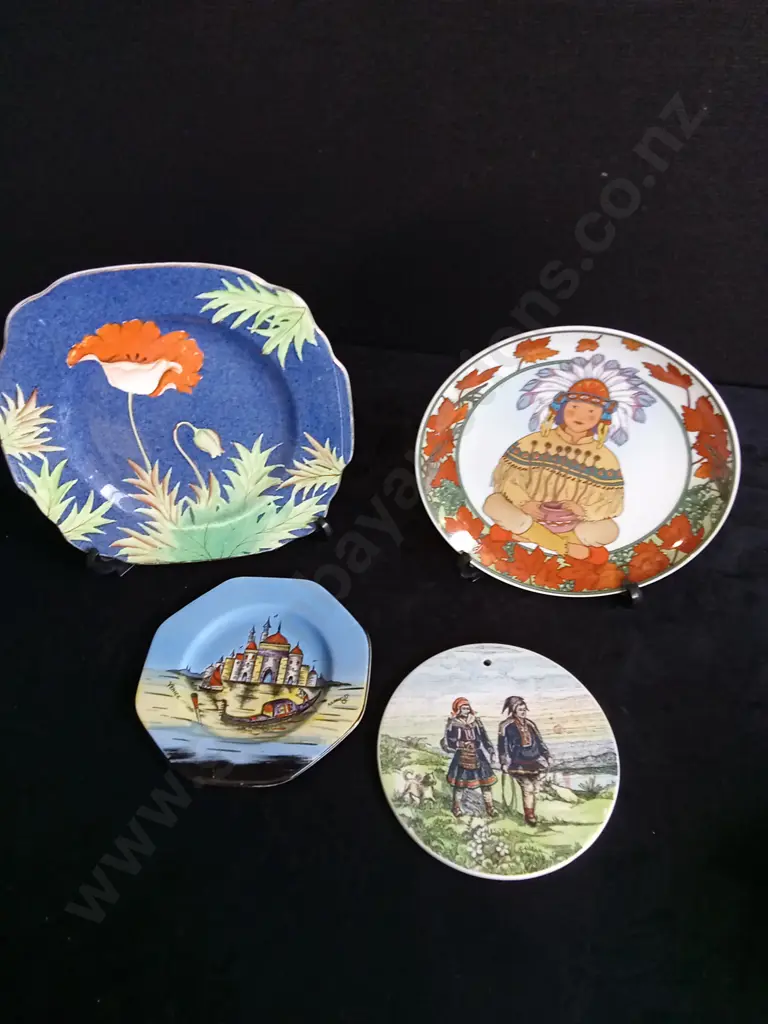 4 PIECES DECORATIVE PLATES Image 1++