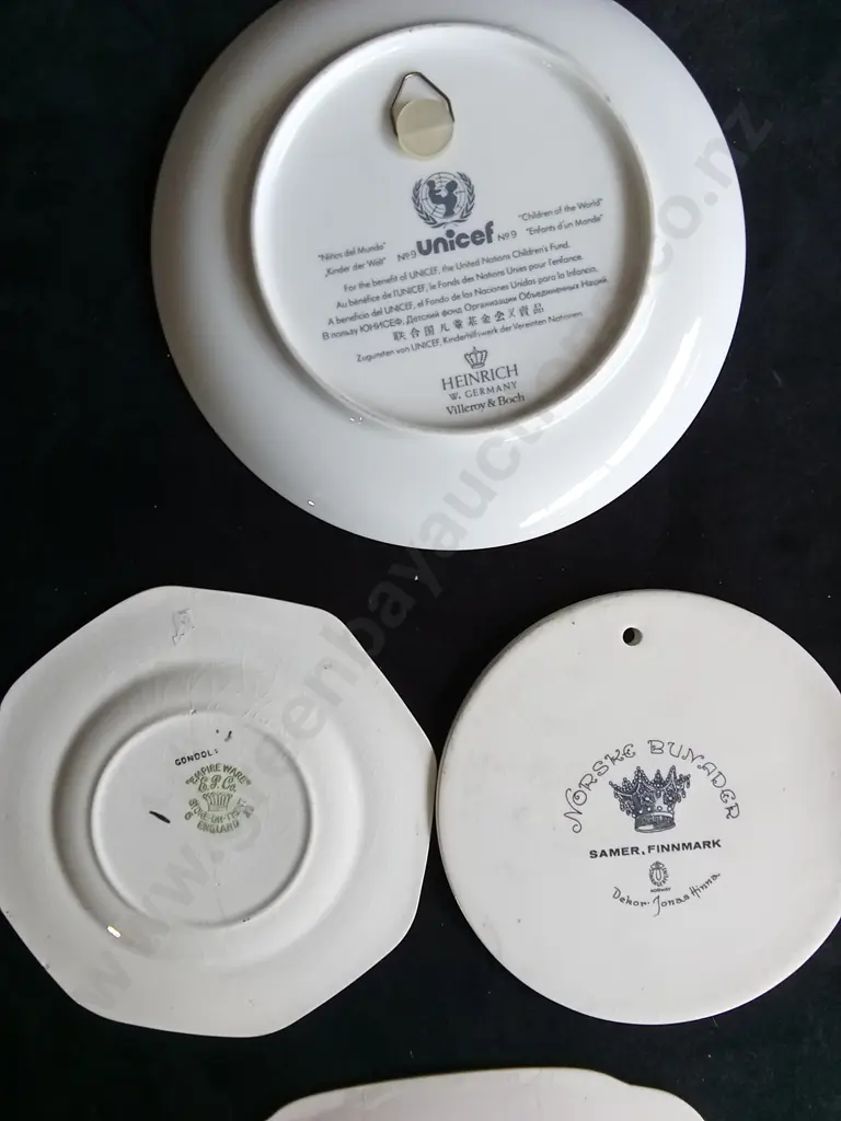 4 PIECES DECORATIVE PLATES Image 1++