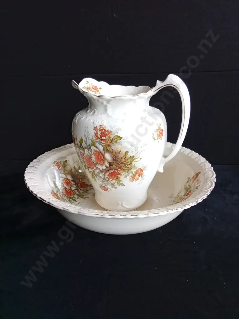 VINTAGE PORCELAIN WAS PITCHER AND BASIN SET Image 1++
