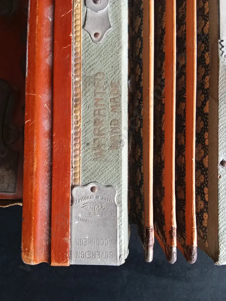 BEAUTIFUL VINTAGE SOVEREIGN HAND MADE ACCORDIAN, BELLOWS IN GOOD CONDITION, STEEL AND BRONZE REEDS Image 1++