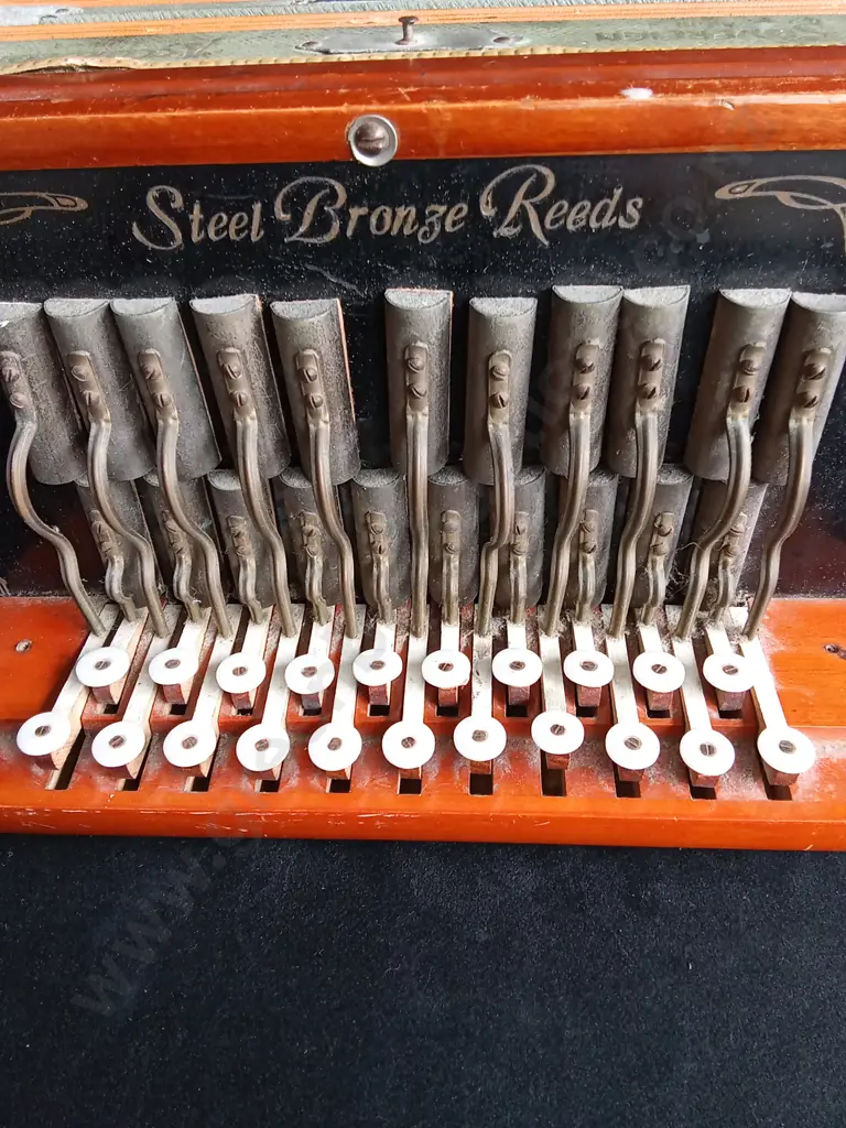 BEAUTIFUL VINTAGE SOVEREIGN HAND MADE ACCORDIAN, BELLOWS IN GOOD CONDITION, STEEL AND BRONZE REEDS Image 1++