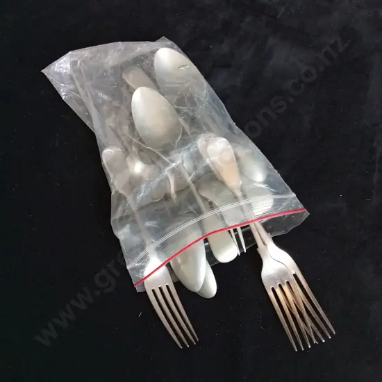 MIXED BAG OF VINTAGE CUTLERY