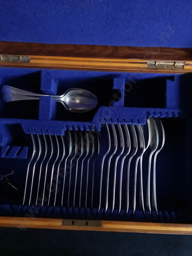 VINTAGE CANTEEN OF SILVERWARE Image 1++