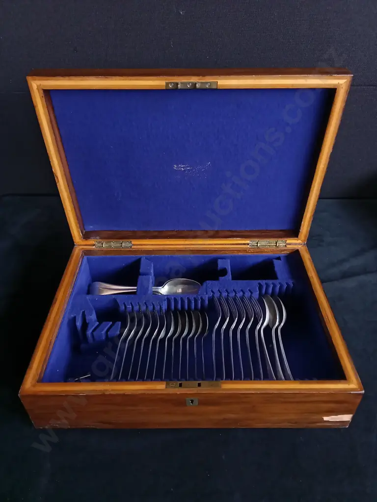 VINTAGE CANTEEN OF SILVERWARE Image 1++