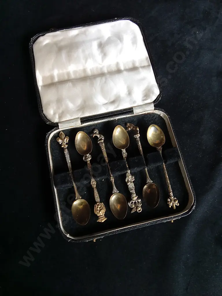 ANTIQUE SET OF DEMITASSE SPOONS, 6 PIECES TOTAL IN CASE Image 1++