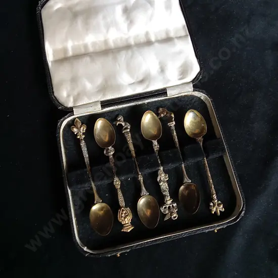 ANTIQUE SET OF DEMITASSE SPOONS, 6 PIECES TOTAL IN CASE