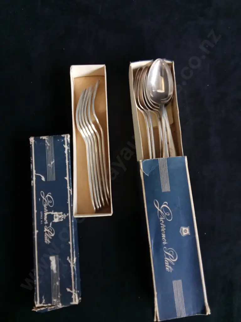 VINTAGE GROSVENOR PLATES EPNS SPOONS AND FORK, A DOZEN TOTAL Image 1++