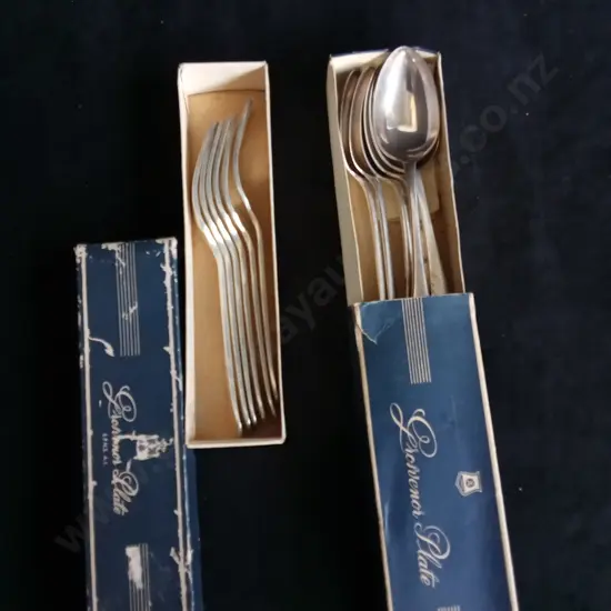 VINTAGE GROSVENOR PLATES EPNS SPOONS AND FORK, A DOZEN TOTAL