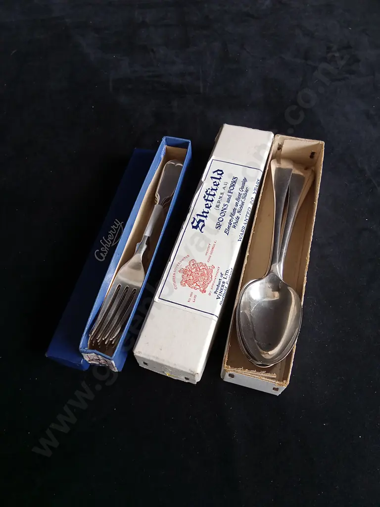 VINTAGE ASHBERRY DESSERT FORKS AND KING GEORGE V EPNS SPOONS, 12 TOTAL Image 1++