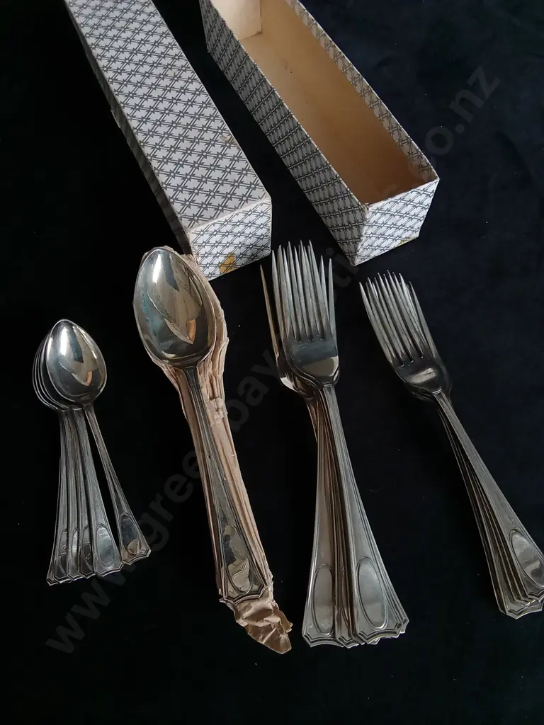 VINTAGE CUTLERY SET, 24 PIECES TOTAL Image 1++