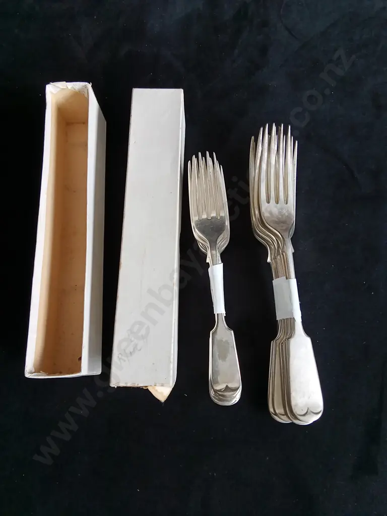 12 OLD ENGLISH PATTERN TABLE FORKS MARTIN HALL & CO Image 1++