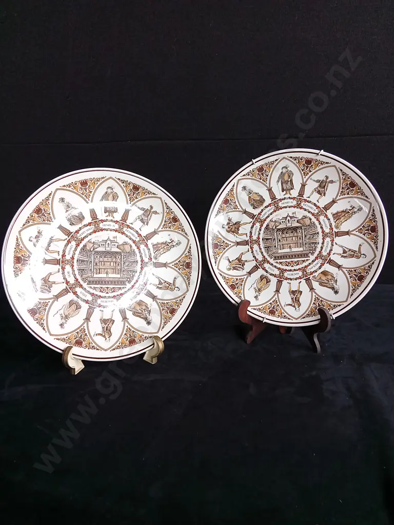 2 VINTAGE WEDGEWOOD DECORATIVE PLATES Image 1++
