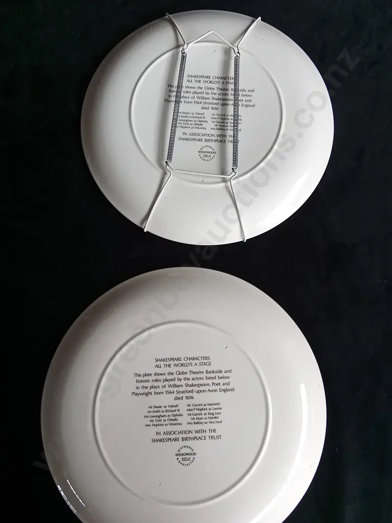 2 VINTAGE WEDGEWOOD DECORATIVE PLATES Image 1++