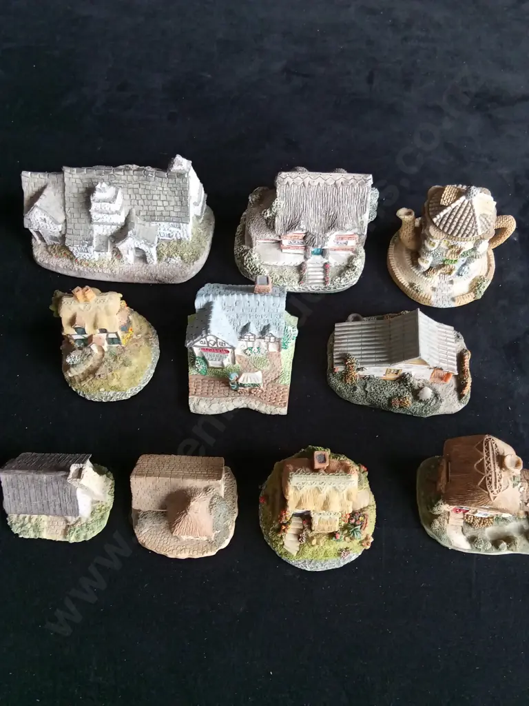 10 DECORATIVE HOUSE ORNAMENTS INCLUDING 2 MUSICAL HOUSES Image 1++