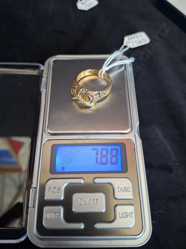 GOLD RING MARKED 18KT HGE WITH ONE EYE STONE MISSING Image 1++