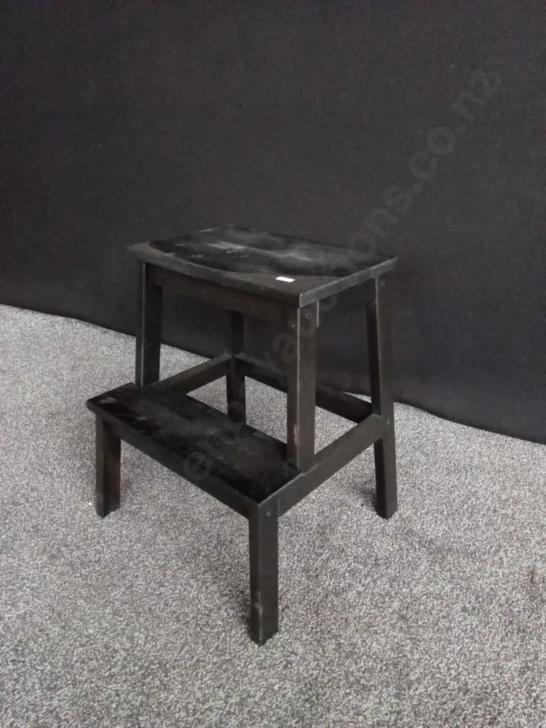 WOODEN STEP STOOL Image 1++