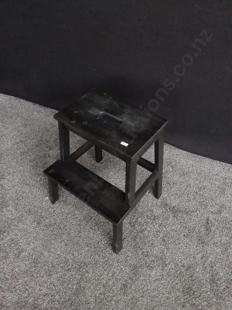 WOODEN STEP STOOL Image 1++