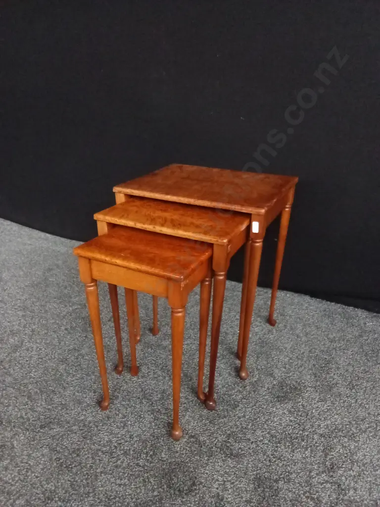 QUEEN ANNE STYLE NEST OF THREE WALNUT TABLES, TALLEST H 50CM X 40CM W Image 1++