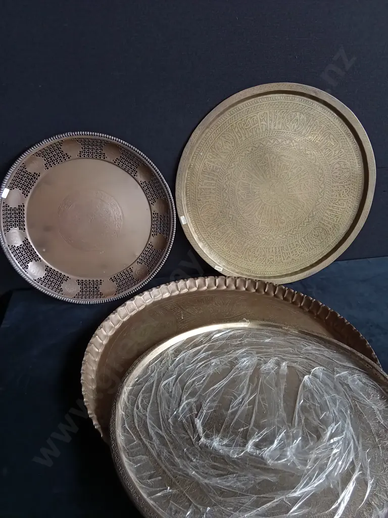 4 PIECES LARGE BRASS TRAYS Image 1++