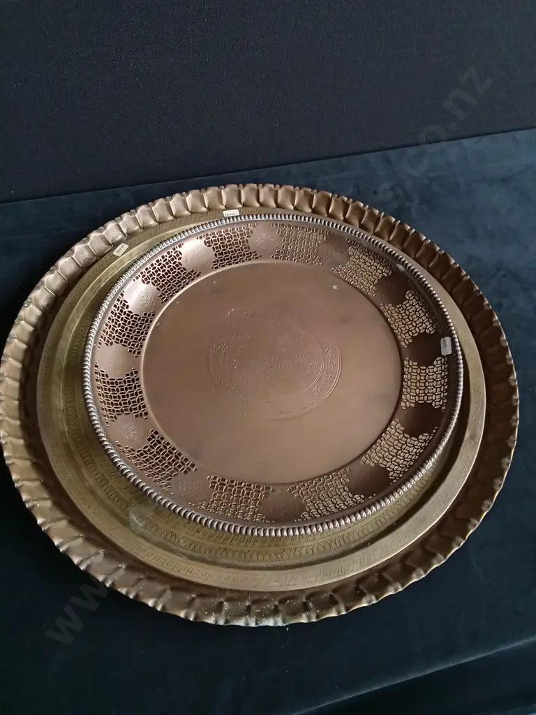 4 PIECES LARGE BRASS TRAYS Image 1++