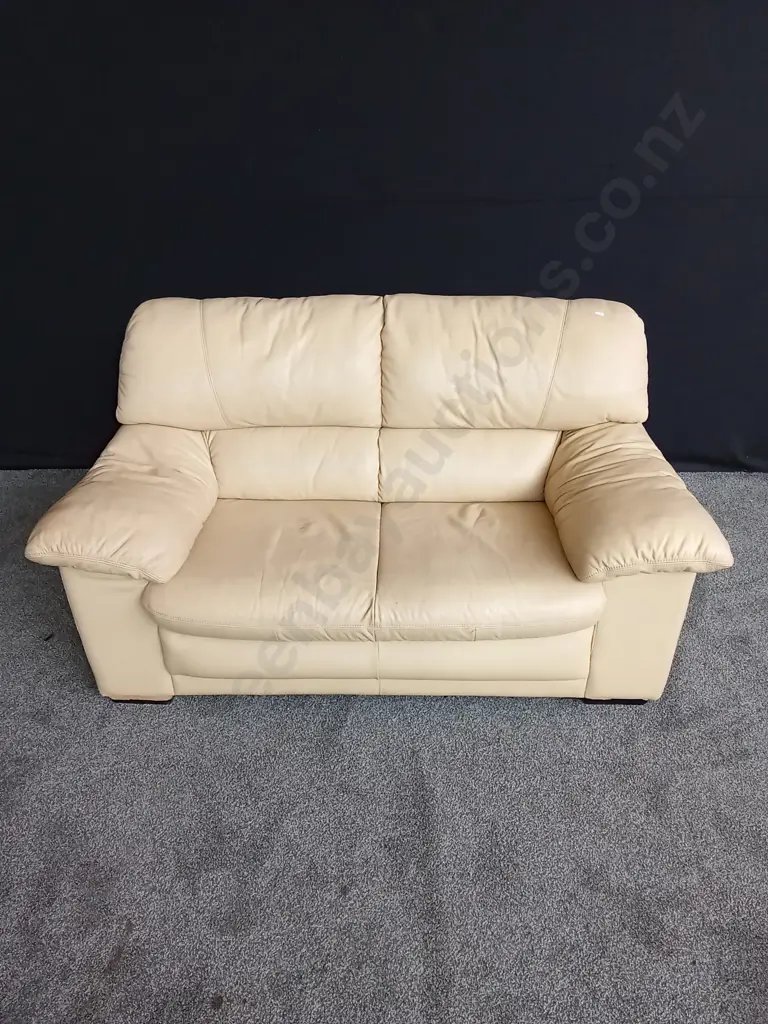 2 SEATER LEATHER COUCH Image 1++