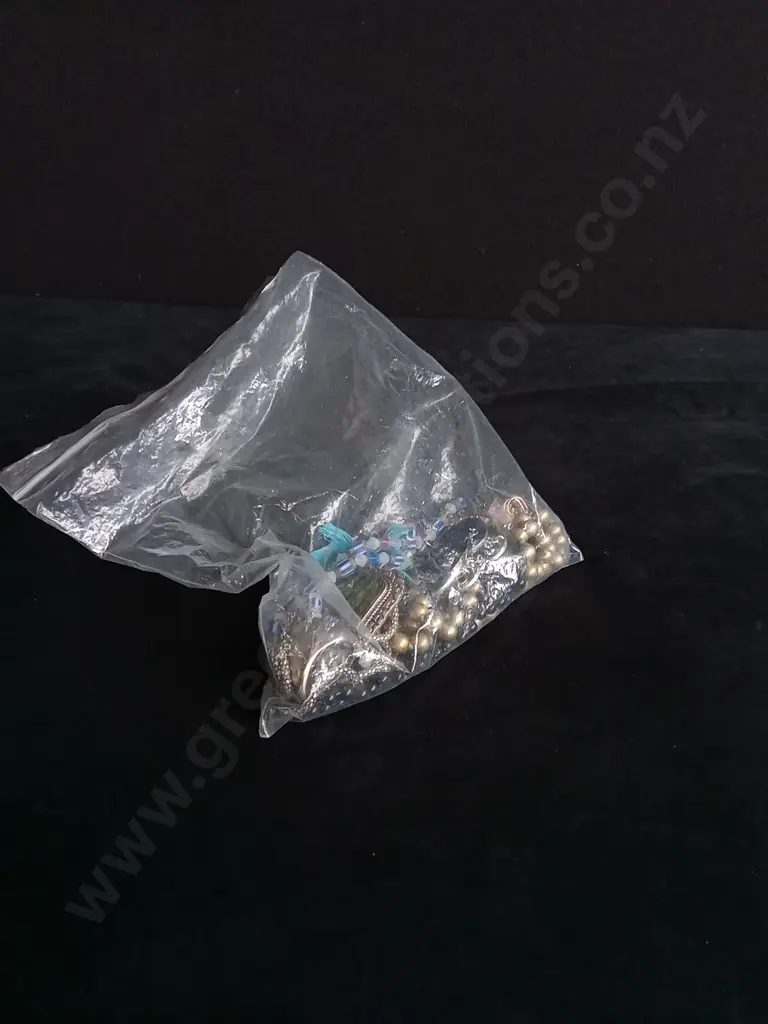 MIXED BAG OF COSTUME JEWELLERY Image 1++