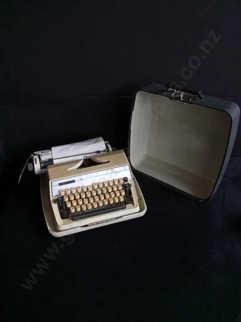 VINTAGE ADLER GABRIELE 25 PORTABLE TYPEWRITER Image 1++